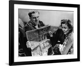 Lifeboat by Alfred Hitchcock with William Bendix and Mary Anderson, 1944 (b/w photo)-null-Framed Photo