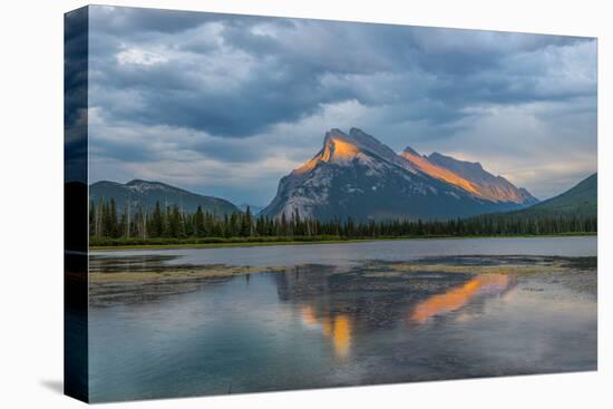 Light Rays on Mount Rundle, Banff National Park, Canada, Canadian Rockies, Vermillion Lakes Area-Tom Till-Stretched Canvas