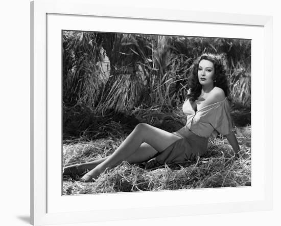 Linda Darnell dans les annees 40 in the 40's (b/w photo)-null-Framed Photo