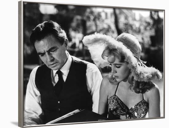 LOLITA, 1962 directed by STANLEY KUBRICK James Mason / Sue Lyon (b/w photo)-null-Framed Photo