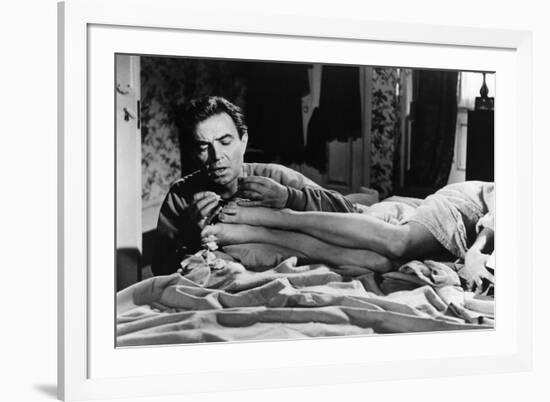 LOLITA, 1962 directed by STANLEY KUBRICK James Mason / Sue Lyon (b/w photo)-null-Framed Photo