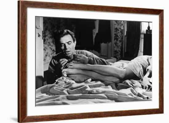 LOLITA, 1962 directed by STANLEY KUBRICK James Mason / Sue Lyon (b/w photo)-null-Framed Photo