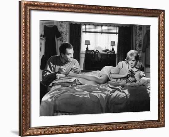 LOLITA, 1962 directed by STANLEY KUBRICK James Mason / Sue Lyon (b/w photo)-null-Framed Photo