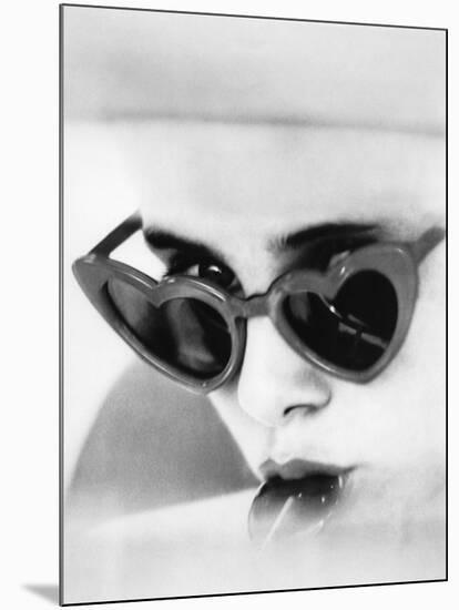 LOLITA, 1962 directed by STANLEY KUBRICK Sue lyon (b/w photo)-null-Mounted Photo