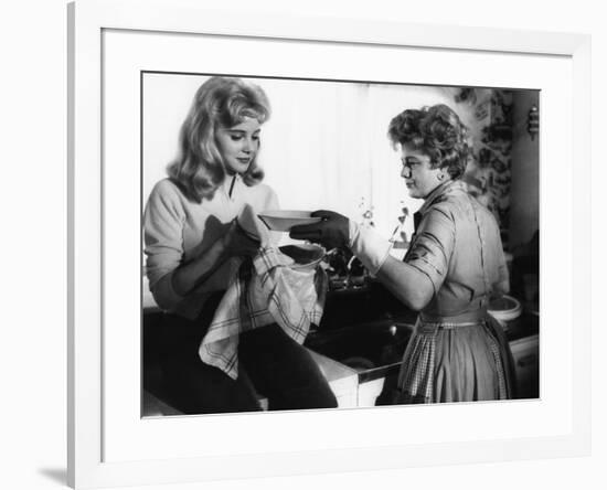LOLITA, 1962 directed by STANLEY KUBRICK Sue Lyon / Shelley Winters (b/w photo)-null-Framed Photo