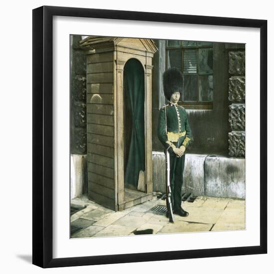 London (England), Soldier on Guard Duty in Front of Saint James Palace-Leon, Levy et Fils-Framed Photographic Print