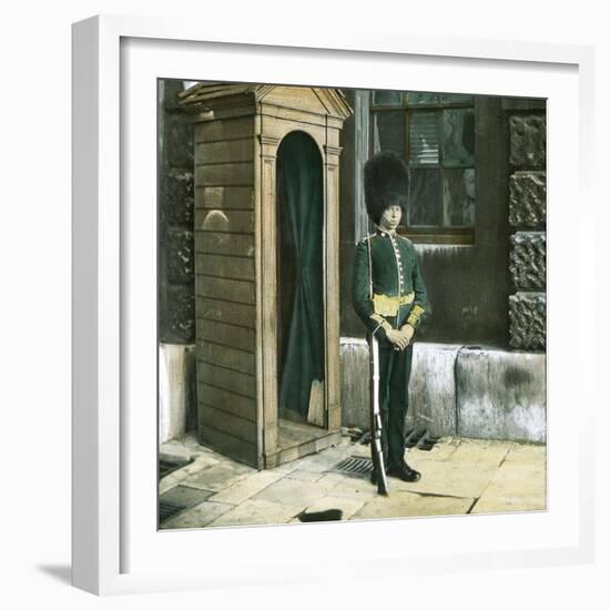 London (England), Soldier on Guard Duty in Front of Saint James Palace-Leon, Levy et Fils-Framed Photographic Print