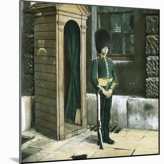 London (England), Soldier on Guard Duty in Front of Saint James Palace-Leon, Levy et Fils-Mounted Photographic Print