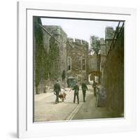 London (England), the Tower of London, the Bloody Tower-Leon, Levy et Fils-Framed Photographic Print