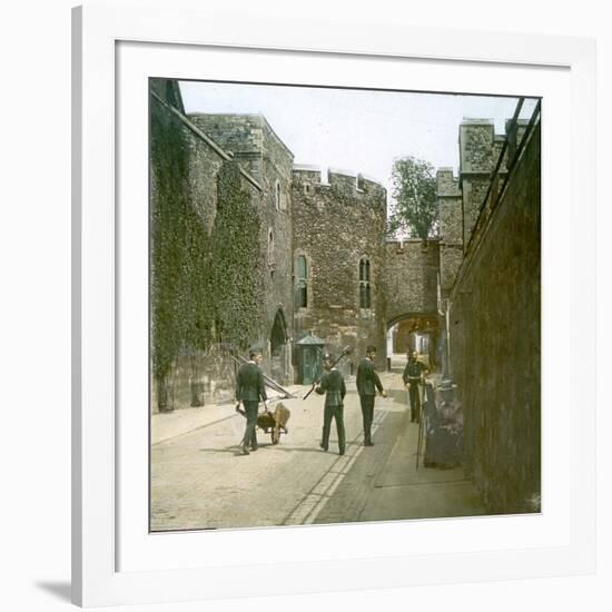 London (England), the Tower of London, the Bloody Tower-Leon, Levy et Fils-Framed Photographic Print