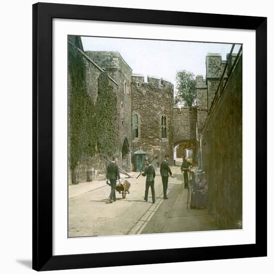 London (England), the Tower of London, the Bloody Tower-Leon, Levy et Fils-Framed Photographic Print