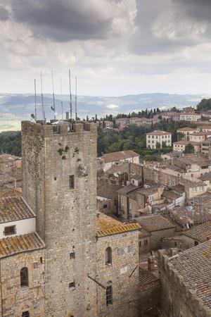https://imgc.allpostersimages.com/img/posters/looking-over-the-town-of-volterra-tuscany-italy-europe_u-L-PSY1GD0.jpg?artPerspective=n