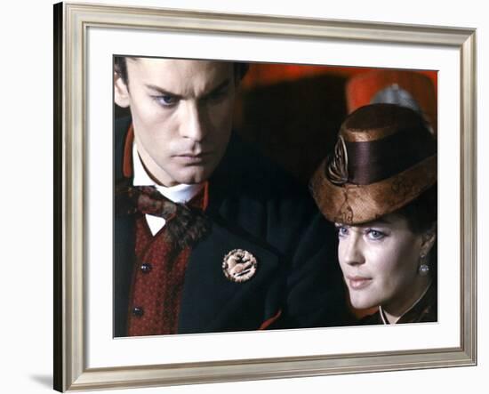 LUDWIG / LE CREPUSCULE DES DIEUX, 1972 directed by LUCHINO VISCONTI Helmut Berger and Romy Schneide-null-Framed Photo