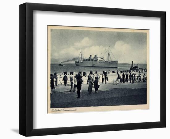 Lübeck Travemünde, Dampfer Am Strand, Zuschauer-null-Framed Premium Giclee Print