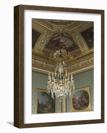 Lustre à seize lumières du salon des Nobles de la Reine dans les Grands Appartements-null-Framed Giclee Print