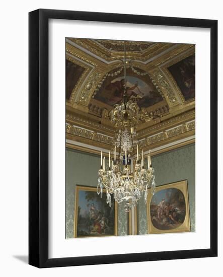 Lustre à seize lumières du salon des Nobles de la Reine dans les Grands Appartements-null-Framed Giclee Print