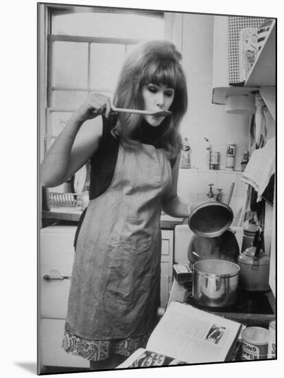 Lynn Redgrave Cooking in Her Apartment-Terence Spencer-Mounted Premium Photographic Print