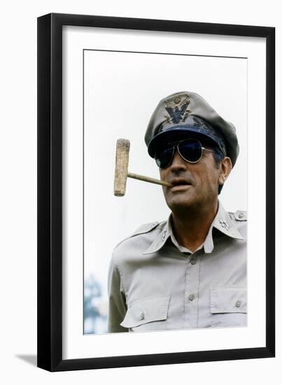 Mac Arthur 1977 Directed by Joseph Sargent Gregory Peck-null-Framed Photo