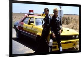 MAD MAX, 1979 directed by GEORGE MILLER Mel Gibson and Steve Bisley (photo)-null-Framed Photo