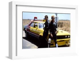 MAD MAX, 1979 directed by GEORGE MILLER Mel Gibson and Steve Bisley (photo)-null-Framed Photo