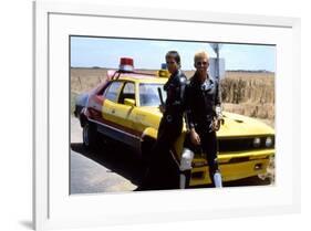 MAD MAX, 1979 directed by GEORGE MILLER Mel Gibson and Steve Bisley (photo)-null-Framed Photo