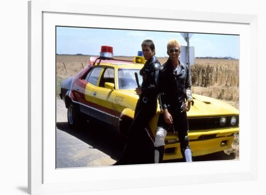 MAD MAX, 1979 directed by GEORGE MILLER Mel Gibson and Steve Bisley (photo)-null-Framed Photo