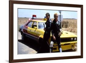 MAD MAX, 1979 directed by GEORGE MILLER Mel Gibson and Steve Bisley (photo)-null-Framed Photo