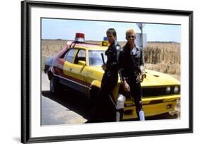 MAD MAX, 1979 directed by GEORGE MILLER Mel Gibson and Steve Bisley (photo)-null-Framed Photo