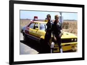 MAD MAX, 1979 directed by GEORGE MILLER Mel Gibson and Steve Bisley (photo)-null-Framed Photo