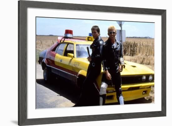 MAD MAX, 1979 directed by GEORGE MILLER Mel Gibson and Steve Bisley (photo)-null-Framed Photo