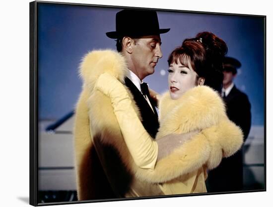 Madame croque maris, WHAT A WAY TO GO by LEETHOMPSON with Robert Michum and Shirley MacLaine, 1964 -null-Framed Photo