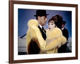 Madame croque maris, WHAT A WAY TO GO by LEETHOMPSON with Robert Michum and Shirley MacLaine, 1964 -null-Framed Photo