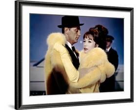 Madame croque maris, WHAT A WAY TO GO by LEETHOMPSON with Robert Michum and Shirley MacLaine, 1964 -null-Framed Photo