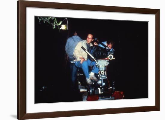 MANHUNTER, 1986 directed by MICHAEL MANN On the set, Michael Mann (photo)-null-Framed Photo