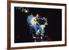 MANHUNTER, 1986 directed by MICHAEL MANN On the set, Michael Mann (photo)-null-Framed Photo