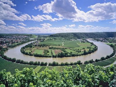 Bight of Neckar River, Mundelsheim, Baden Wurttemberg, Germany, Europe