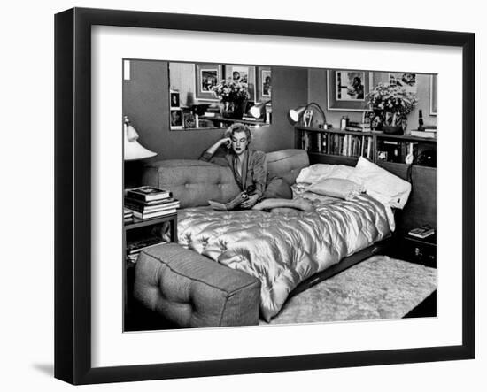 Marilyn Monroe at Home in Hollywood in 1962-null-Framed Photo