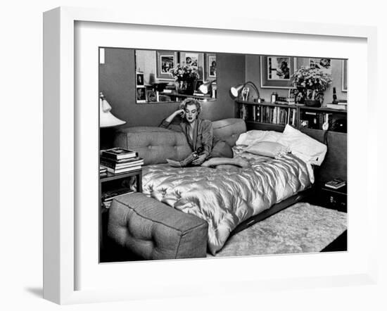 Marilyn Monroe at Home in Hollywood in 1962-null-Framed Photo