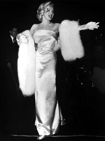 https://imgc.allpostersimages.com/img/posters/marilyn-monroe-at-premiere-of-film-call-me-madam-on-march-4-1953_u-L-PWGJ600.jpg?artPerspective=n