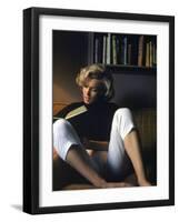 Marilyn Monroe Reading at Home-Alfred Eisenstaedt-Framed Premium Photographic Print