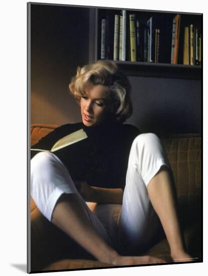 Marilyn Monroe Reading at Home-Alfred Eisenstaedt-Mounted Premium Photographic Print