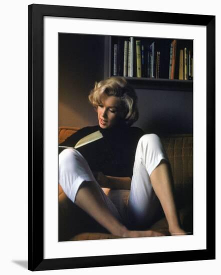 Marilyn Monroe Reading at Home-Alfred Eisenstaedt-Framed Premium Photographic Print