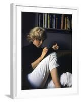 Marilyn Monroe Writing at Home-Alfred Eisenstaedt-Framed Premium Photographic Print