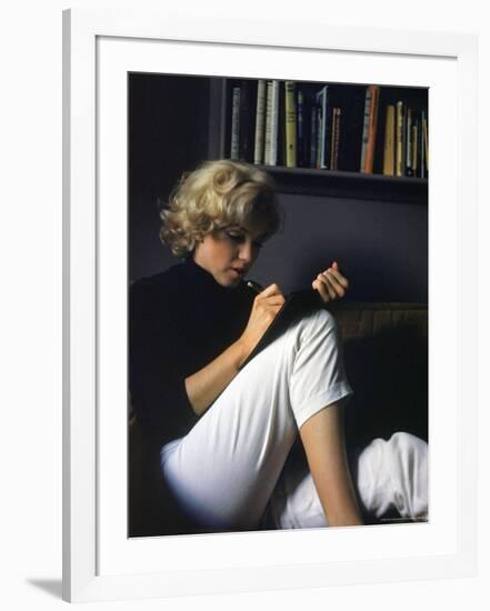 Marilyn Monroe Writing at Home-Alfred Eisenstaedt-Framed Premium Photographic Print