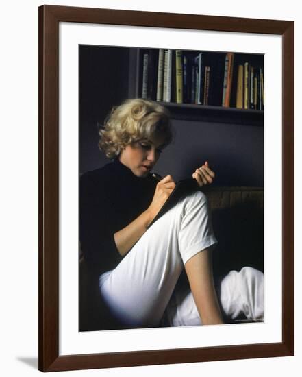 Marilyn Monroe Writing at Home-Alfred Eisenstaedt-Framed Premium Photographic Print