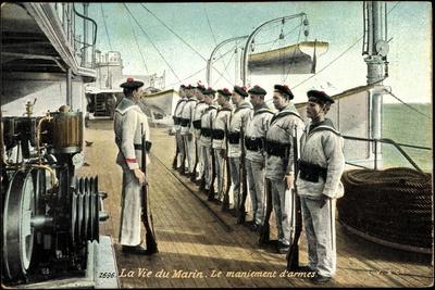 https://imgc.allpostersimages.com/img/posters/marineleben-bewaffnete-soldaten-auf-dem-schiff_u-L-PORQWP0.jpg?artPerspective=n