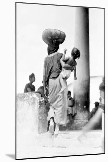 Market in Tehuantepec, Mexico, 1929-Tina Modotti-Mounted Giclee Print