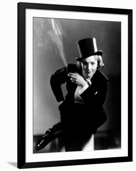 Marlene Dietrich, 1930-null-Framed Premium Photographic Print