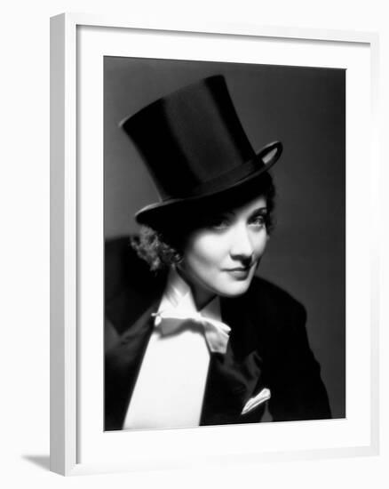 Marlene Dietrich, 1930-null-Framed Photographic Print