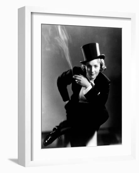 Marlene Dietrich, 1930-null-Framed Photographic Print